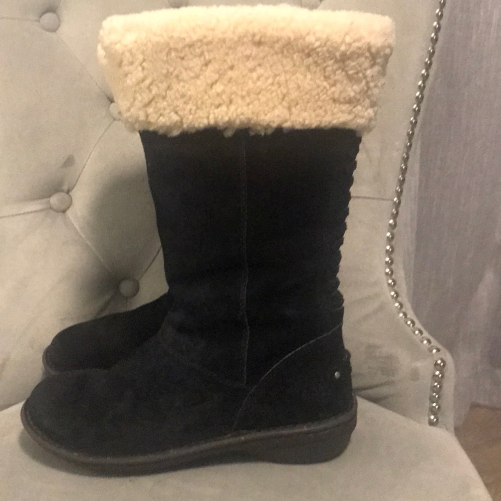 UGGS - Picture 2 of 5